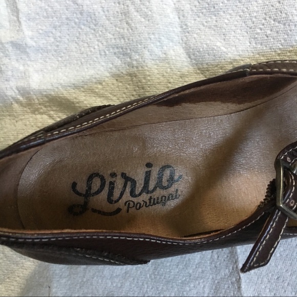 Leather heeled pumps with beautiful stitches. - Picture 7 of 8